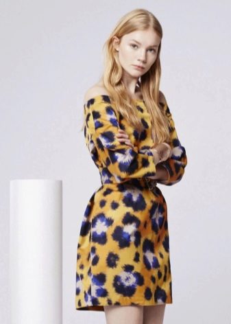 Leopardenprint auf gelbem Kleid