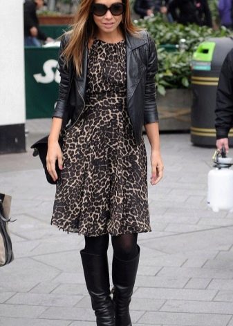 Crni sako i čizme za haljinu s leopard printom