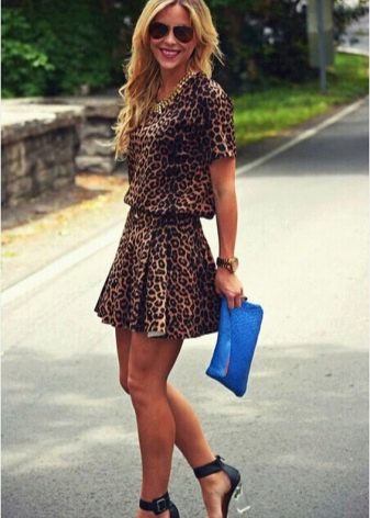 Sandalias azules y un embrague para un vestido de leopardo