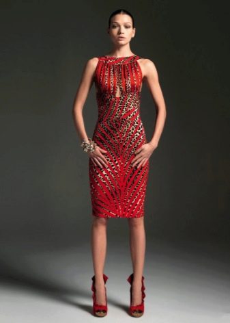 Leopardo intarpai ant raudonos suknelės