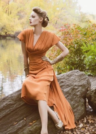 Merkmale des orangefarbenen Kleides