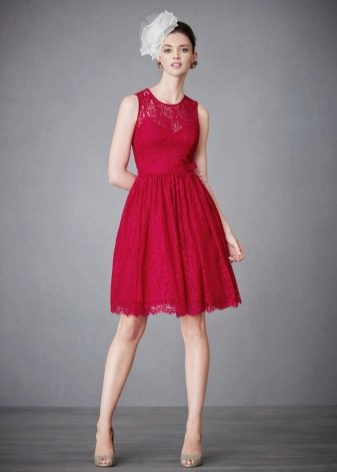 فستان قرمزي متوسط ​​الطول