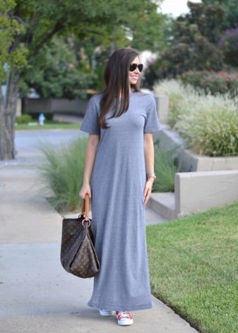 Dlouhé pletené letní šaty v šedé barvě