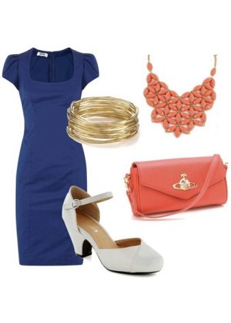 Des accessoires orange pour une robe bleu foncé