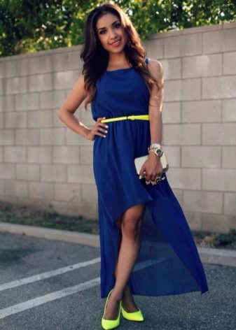 Gele schoenen voor een marineblauwe jurk