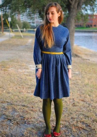 Grüne Strumpfhose für ein dunkelblaues Kleid