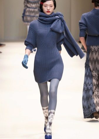 Pletené svetrové šaty so šálom
