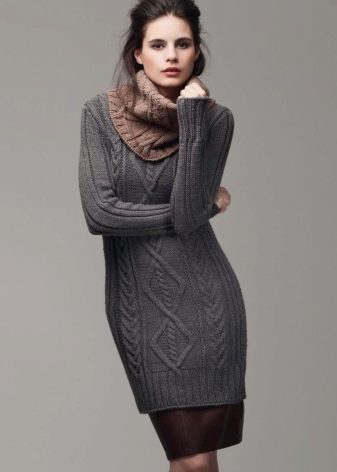 Knitted sweater dress na may manggas