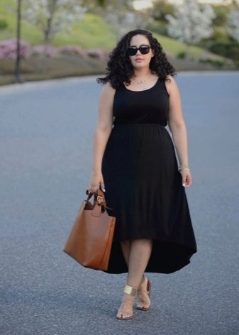 Crna haljina s asimetričnom suknjom za pune u kombinaciji sa zlatnim sandalama i smeđom torbom
