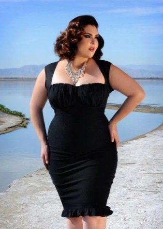 Schwarzes Kleid für eine dicke Frau