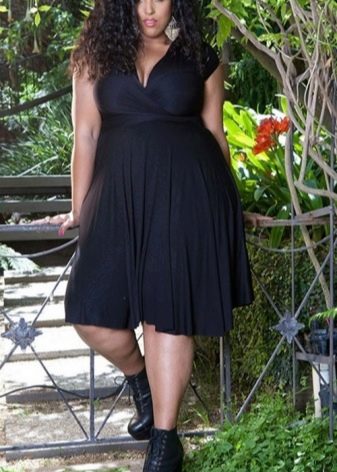 Черна рокля с V-образно деколте за пълничките