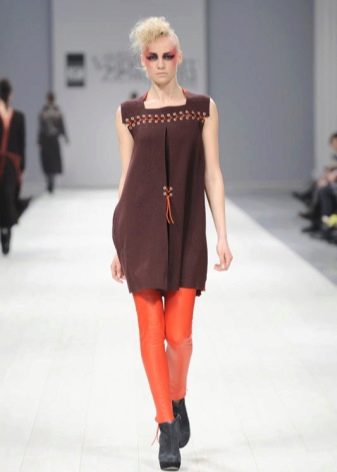 Oranje panty voor een bruine jurk