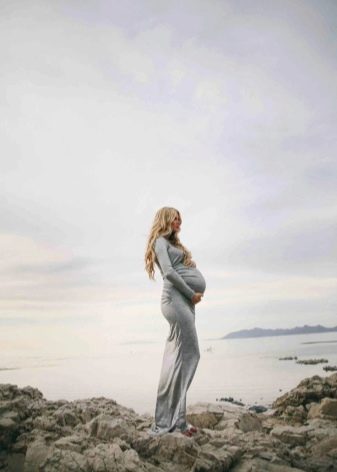 Sessão de fotos de uma mulher grávida em um vestido