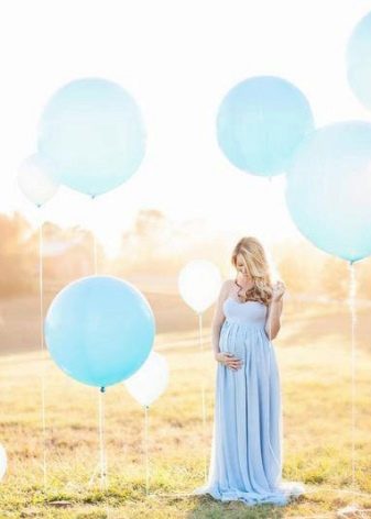 Zwanger in een jurk met ballen