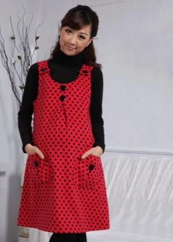 Červené šaty s čiernymi bodkami pre tehotné