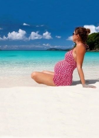 Rode zomerjurk met witte stippen voor zwangere vrouwen