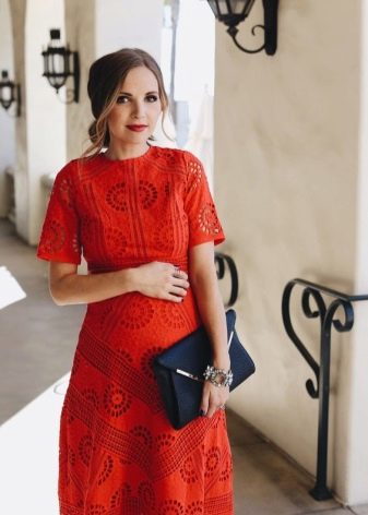 Червена рокля за бременни с черна чанта
