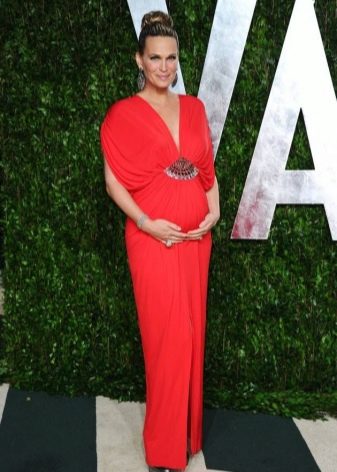 Vestido largo rojo para embarazadas.