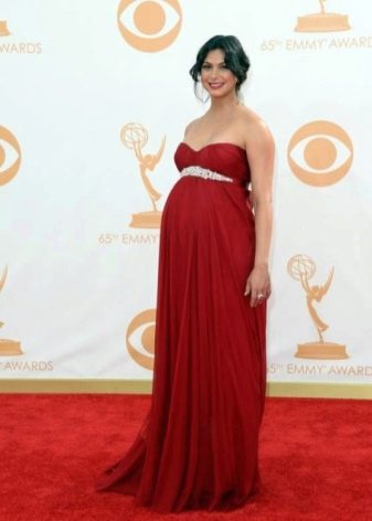 Червена имперска рокля за бременни в пода