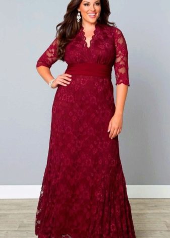 Długa czerwono-bordowa sukienka z dekoltem w serek dla otyłych kobiet