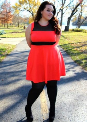 Rød kjole for overvektige kvinner kombinert med svart utringning og svart belte