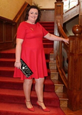 Červené šaty pre obézne ženy s červenými topánkami a čiernou spojkou