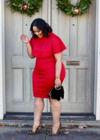Vestido vermelho para mulheres obesas em combinação com uma bolsa preta e sapatos de salto alto leopardo