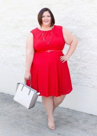 Červené šaty bez rukávů pro obézní ženy se siluetou do A pod červeným páskem