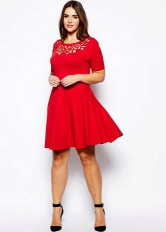 Czerwona krótka sukienka z gipiurą na piersi dla otyłych kobiet