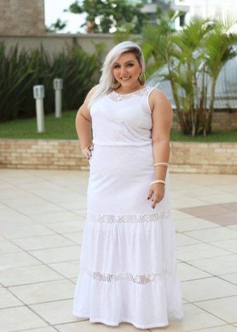 Vestido longo em branco para mulheres com sobrepeso e baixa estatura