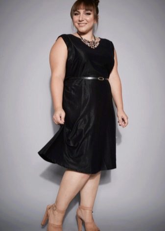 Fényes anyagból készült ruha túlsúlyos, alacsony nők számára