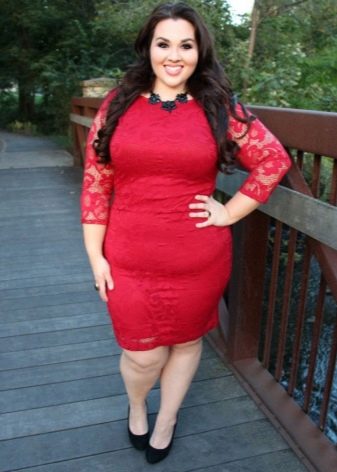 Sarkana mežģīņu kleita aptaukošanās sievietēm