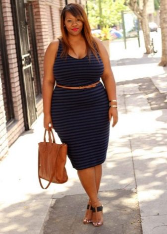 Des sandales marron clair et un sac pour une robe fourreau d'été en bleu pour les filles obèses