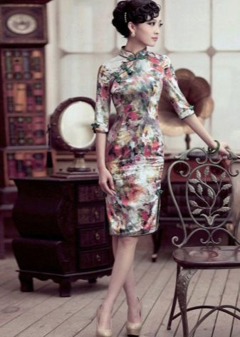 Vícebarevné šaty qipao v čínském stylu