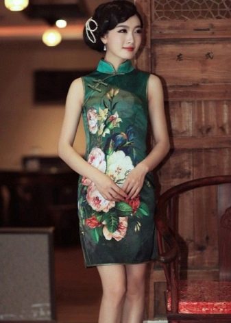 Ķīniešu stila qipao kleita daudzkrāsains
