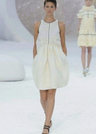Biała sukienka od Chanel z amerykańską pachą