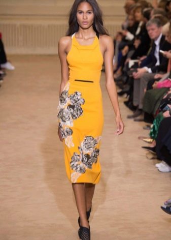 Žlté kvetinové puzdrové šaty