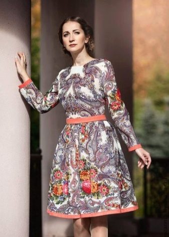 Orosz stílusú, közepes hosszúságú kapcsos ruha nagy és kis mintákkal