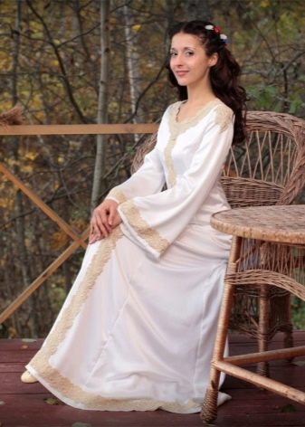 Weißes Kleid mit Spitze im russischen Stil