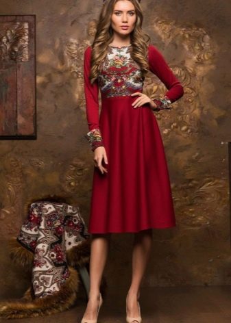 Ruska haljina srednje dužine s uzorkom