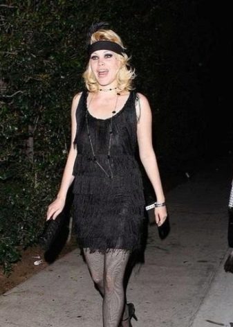 Czarna sukienka z frędzlami Gatsby z perłami