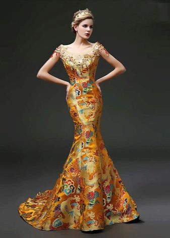 Goudkleurige jurk in oosterse stijl met nationale patronen