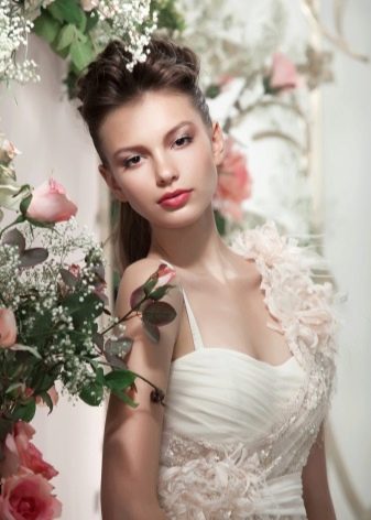 Kwiaty z tkaniny na sukni ślubnej