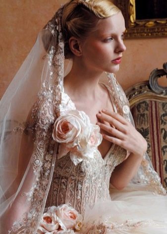 Blumen aus Stoff auf einem Hochzeitskleid