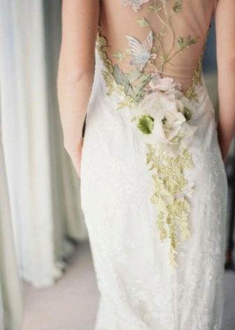 Flores en la espalda del vestido de novia.