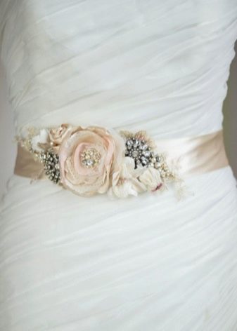 Cinturón de flores en un vestido de novia