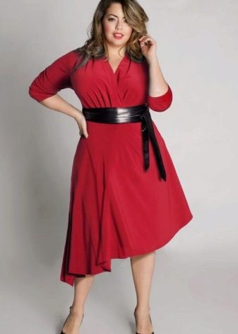Raudona megzta A formos silueto suknelė nutukusioms moterims