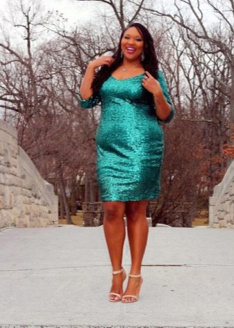 Rochie teacă elegantă în bleumarin pentru femeile obeze