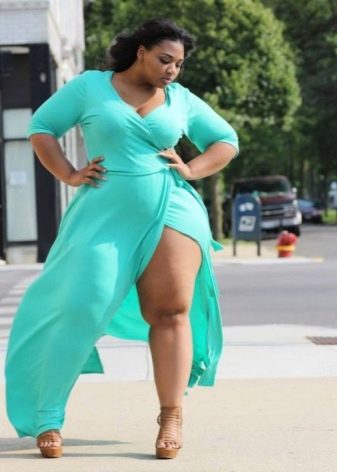 Lange zomerse turquoise wikkeljurk voor zwaarlijvige vrouwen