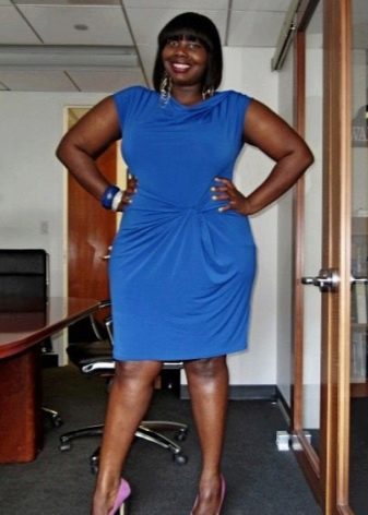 Синя офис рокля с драпирана талия за наднормено тегло